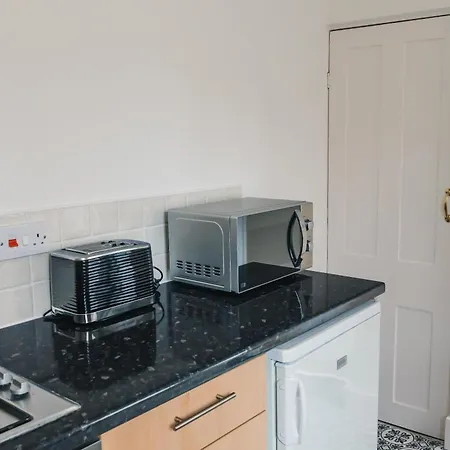 Charming 2-Bedroom Home In Лимингтон Экстерьер фото