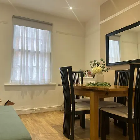 Charming 2-Bedroom Home In Лимингтон Экстерьер фото