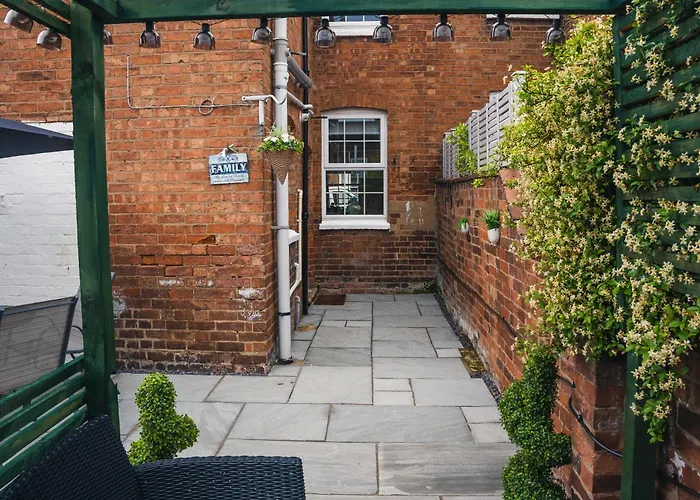 Charming 2-Bedroom Home In Leamington Spa