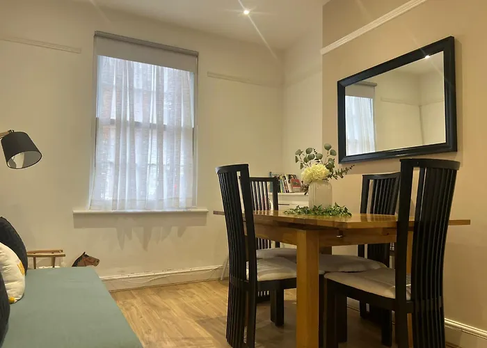 Charming 2-Bedroom Home In Leamington Spa