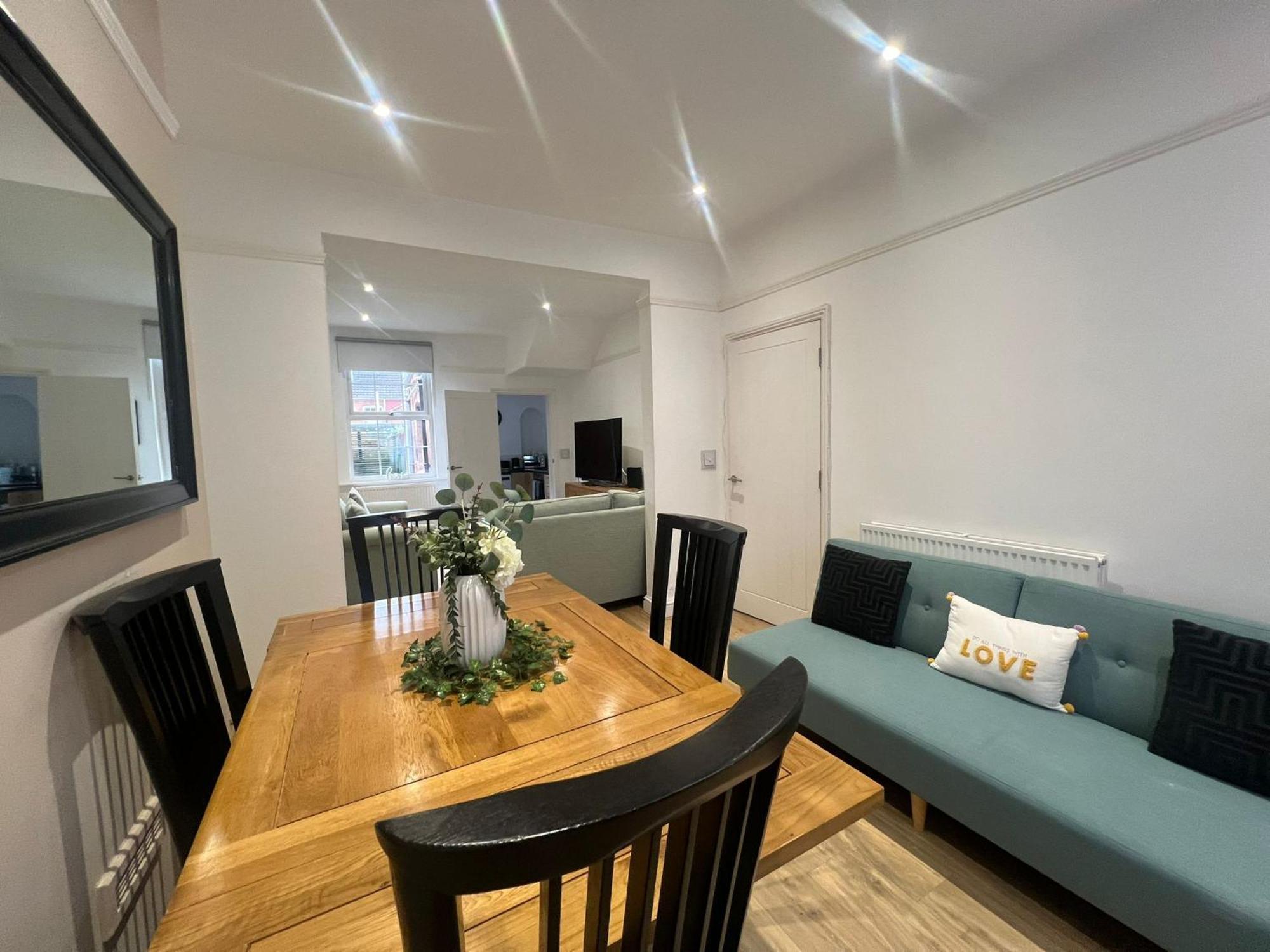 Holiday home Charming 2-bedroom In Leamington Spa